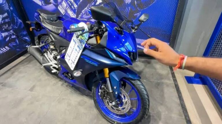 स्पोर्टी लुक में दिल जीतने लॉन्च हुई नई Yamaha R15 V4 बाइक, Pulsar को देगी सीधी टक्कर